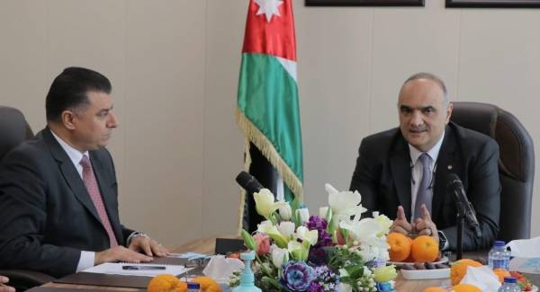 ما قصة اطباق الفاكهة أمام الخصاونة في افتتاح مبنى الزراعة الجديد