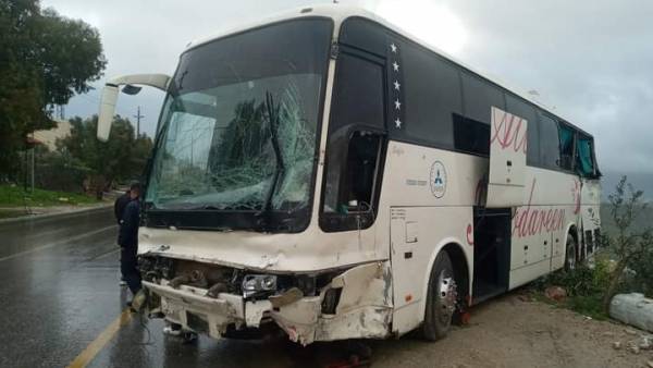 7 إصابات في حادث إنزلاق حافلة في جرش