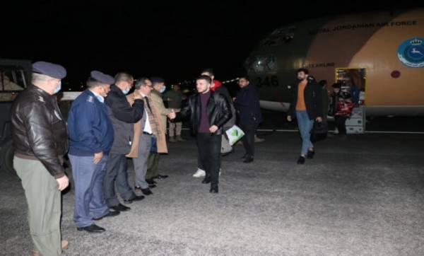 وصول 68 أردنيا وعائلاتهم من بولندا إلى مطار ماركا العسكري
