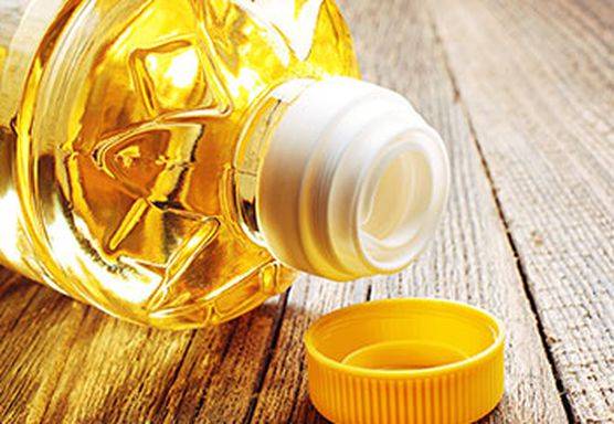 أزمة الزيت النباتي تطل برأسها قبل رمضان .. عبوة واحدة لكل مواطن !