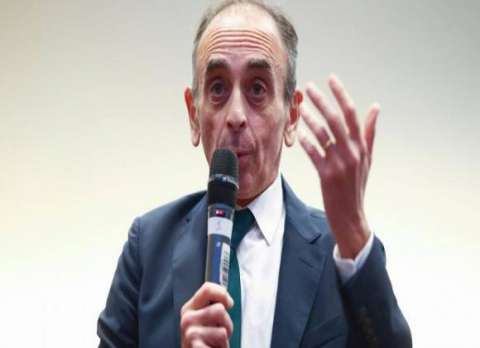 رجل يكسر بيضة نيئة على رأس إريك زمور مرشح الرئاسة الفرنسي اليميني