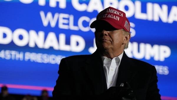 ترامب: بايدن يزحف حول العالم على ركبتيه باحثًا عن بديل للطاقة الروسية