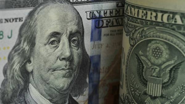 مجلة ألمانية تحدد علامات انهيار الدولار