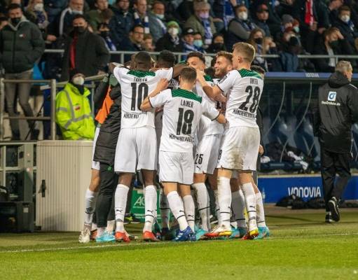 صورة.. زجاجة في رأس الحكم تلغي مباراة بالبوندسليجا