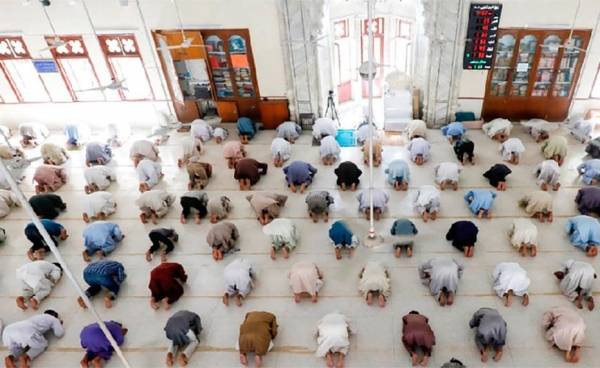 الخلايلة يعلن ازالة اشارات التباعد من المساجد