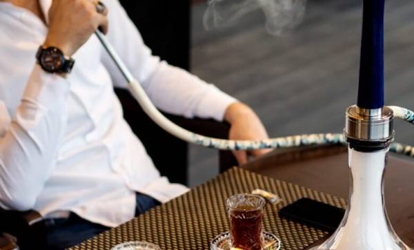 إنهاء تكليف مدير مركز اقتراع لإدخاله “أرجيلة”