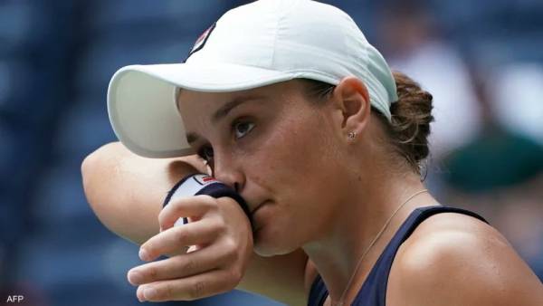 قنبلة في عالم التنس.. المصنفة الأولى تعتزل في عمر 25 عاما