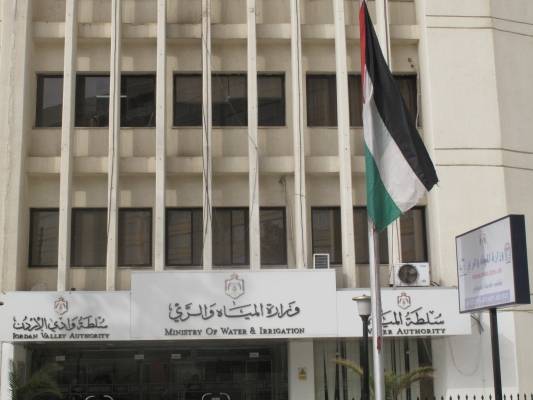 صاحب مشروع إسكان يلوح بمقاضاة وزارة المياه.. وهذا رد الوزارة!