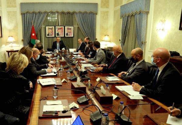 الخصاونة يستعرض تحديات الأردن أمام وفد المدراء التنفيذيين للبنك الدولي