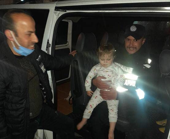 رقيب سير ينقذ حياة طفلة