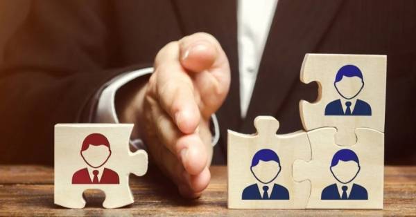 يحصل في الأردن فقط .. مدير عام يكسر قرارًا قضائيًا ويُرفع موظفًا متهمًا بالفساد