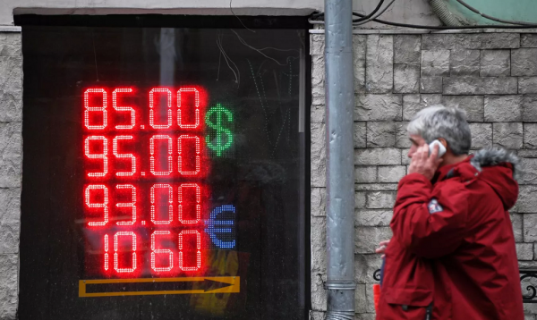 العملة الروسية تواصل الارتفاع أمام نظيرتها الأمريكية.. الدولار يهبط دون 83 روبلا