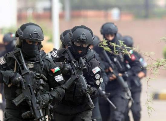 إصابة ضابطين من مكافحة المخدرات خلال مداهمة أمنية
