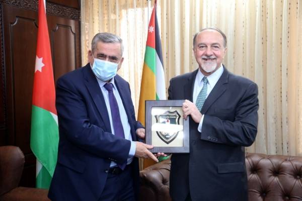 افتح يا هنري ابوابك نحن الطلاب.. السفير الامريكي بمهام وزير التنمية السياسية داخل الاردنية!