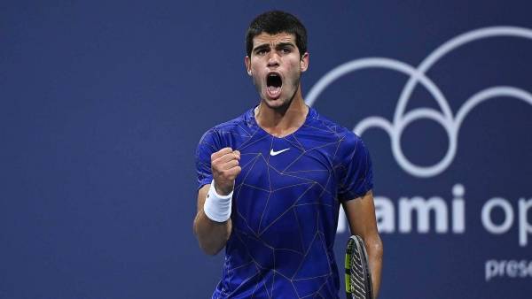 ألكاراز يقصي هوركاتش ويبلغ نهائي ميامي