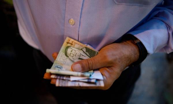 “ضريبة الدينارين” تُفجّر أزمة بين الحكومة والنواب