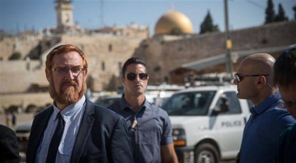 حاخام متطرف يقود اقتحامات للأقصى