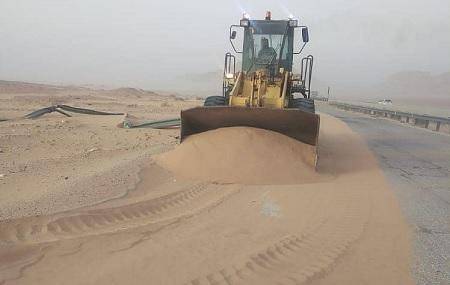 شاهد صور إغلاق الرمال للطريق الصحراوي