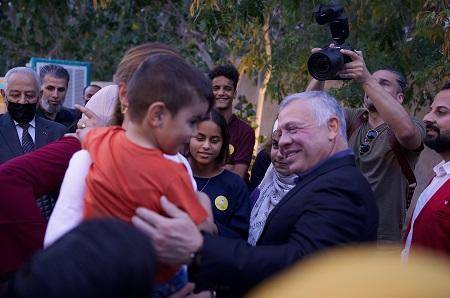 الملك يستضيف أيتاما على إفطار رمضاني