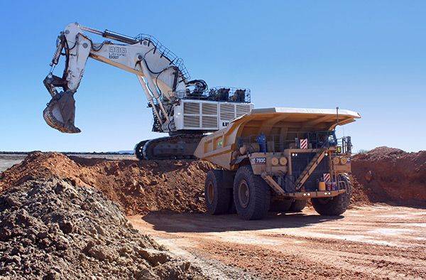 مستشار ومطلوب للجهات القضائية يورطان رئيس شركة تعدين كبرى باتفاقية ملغومة