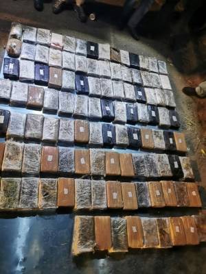 احباط تهريب كوكايين خام إلى دولة مجاورة