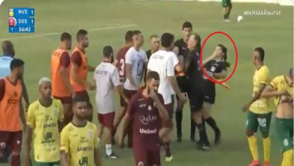 مدرب برازيلي ينطح مساعدة الحكم ويصفها بـالمخادعة (فيديو)