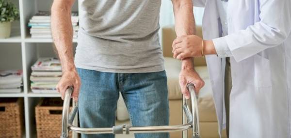 من ينقذ عظام ومفاصل المواطنين يا وزير الصحة .. وإلى متى التغاضي عن الدخلاء !!