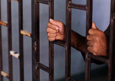 الحبس لموظفين حكوميين بتهم الاحتيال واستثمار الوظيفة