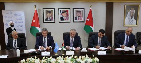 بتمويل إجمالي بقيمة 33 مليون دولار أمريكي الحكومة توقع اتفاقية منحة مع منظمة الفاو لتعزيز التكيف مع التغير المناخي وتحسين كفاءة استخدام المياه في قطاع الزراعة