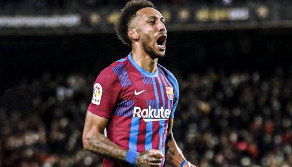 بم يتفوق أوباميانغ على ميسي وسواريز في برشلونة؟