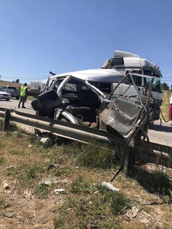 وفاتان و 4 اصابات بتصادم مركبة شحن وحافلة على طريق ارحاب