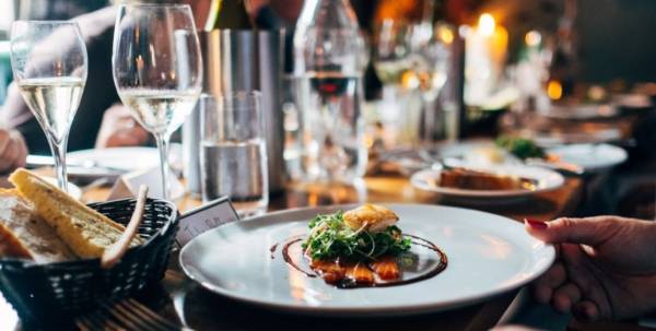 مطاعم تقدم خمورًا وأخرى تجاهر بالمعصية .. نصف دستة من العرموطي لوزير الداخلية