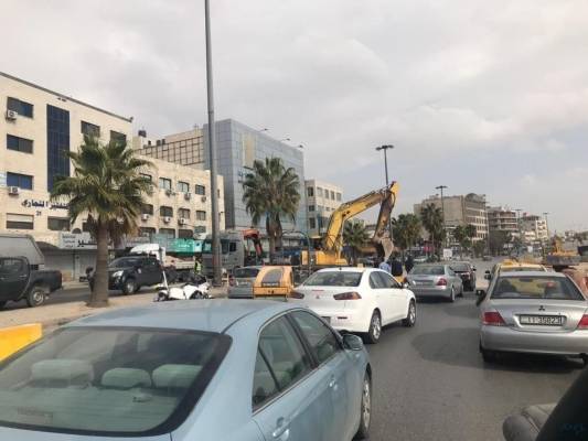 إنفجار خط مياه يتسبب بأزمة سير خانقة على دوار المشاغل