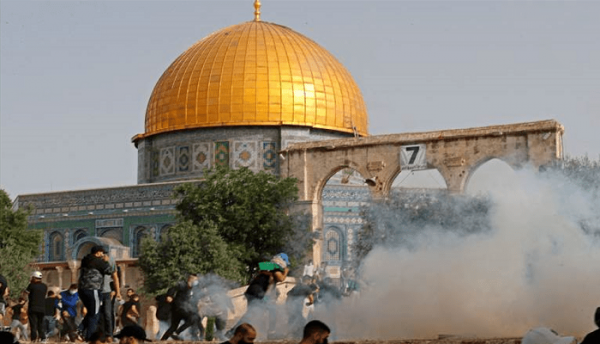 إصابات بين صفوف الفلسطينيين مع تجدد المواجهات داخل باحات الأقصى