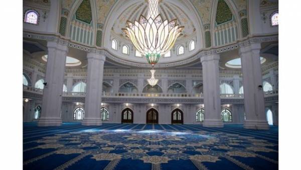 فندق يصدح بالأغاني بجوار مسجد مكمم الأفواه في جبل عمان !!