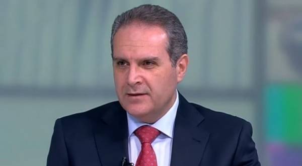 على مكتب وزير الصحة .. المدير العام والمفتشان .. وشركة الأعشاب الطازجة !