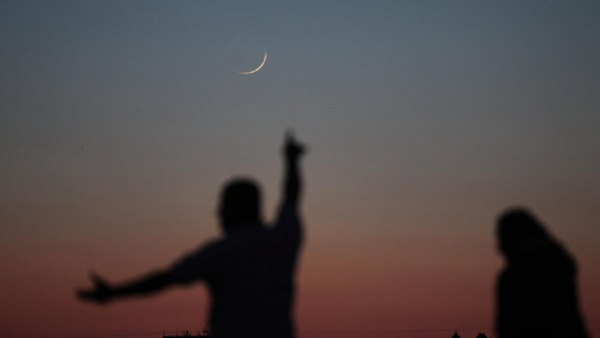 دول تتحرى هلال العيد السبت وأخرى الأحد (أسماء)