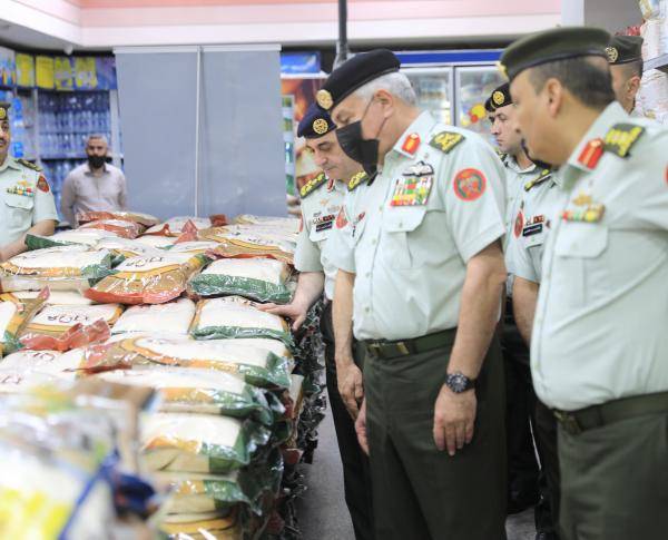 الحنيطي يوجه الاستهلاكية العسكرية باستمرار توفير السلع بأسعار مناسبة