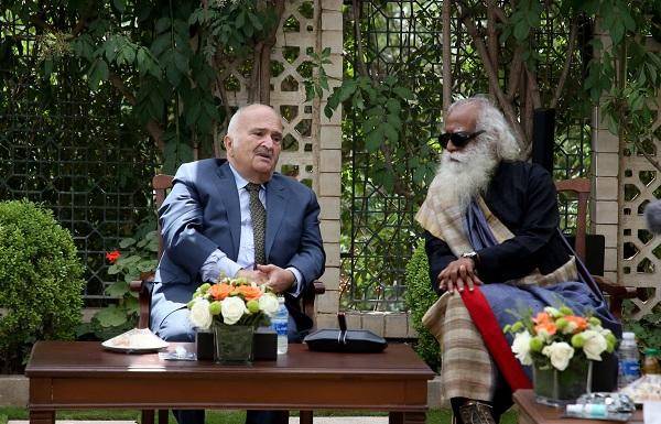 الأمير الحسن يلتقي سادغورو ويؤكد ضرورة الاهتمام بالتربة