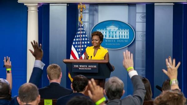 تعيين أول امرأة سوداء وشاذة جنسيا لمنصب المتحدثة باسم البيت الأبيض