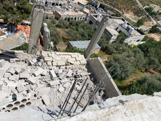 بعد انهيار مبنى في السلط .. الأشغال تكشف على الموقع