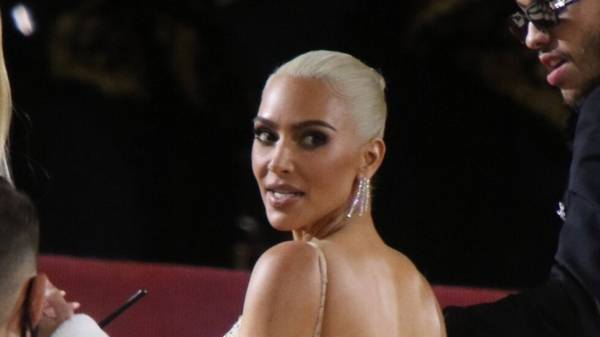 خبراء يحذرون من اتباع حمية كيم كاردشيان الغذائية للتخسيس