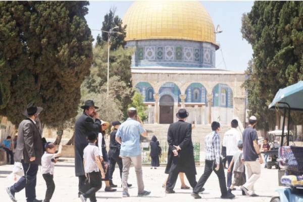 عشرات المستوطنين يقتحمون الأقصى
