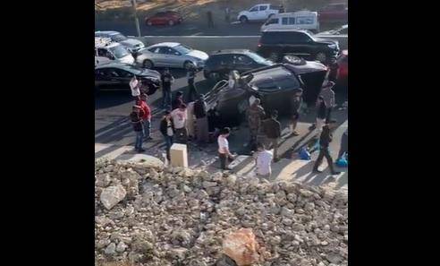 تدهور مركبة في عمان يحدث ازدحاما خانقا  فيديو