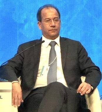 خجل المذيع ورجل على رجل واللقاء في مكتب معاليه.. (قراءة في لقاء الشبول مع رؤيا)