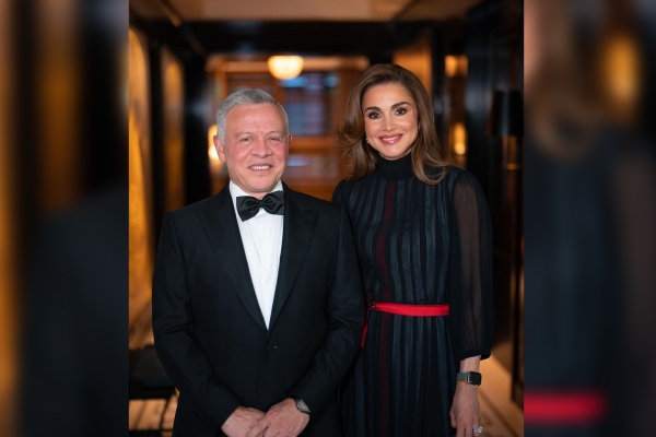 الملك والملكة يتسلمان جائزة الطريق إلى السلام