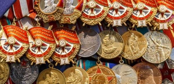 اوسمة من برونز ونياشين قبل النوم !