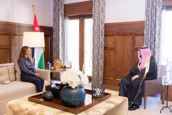 الملكة تلتقي الأمير عبد العزيز بن طلال