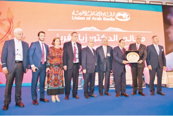 «المصارف العربية» يكرم فريز بجائزة محافظ العام 2021