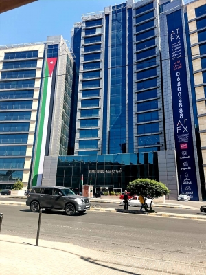 مبنى ابراج أعمار في العاصمة عمان يتوشح بالعلم الأردني من قبل شركتي ATFX وشركة الاسواق الناشئة بمناسبة ذكرى الاستقلال 76